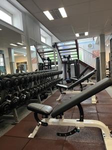 postsv-heide-fitnessstudio-freihantelbereich-trainingsbank
