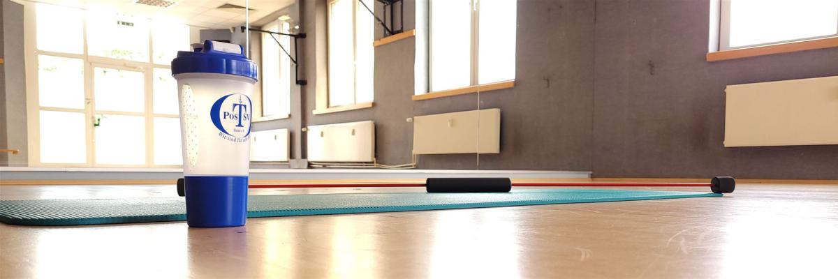 Fit_in_die_Woche_Shaker_auf_Boden
