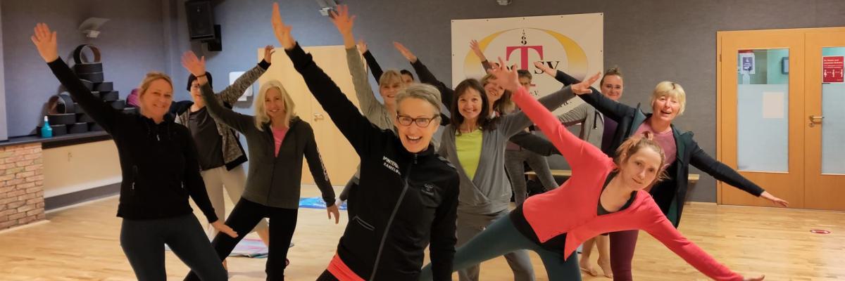 mehrere-menschen-aktiv-pilates