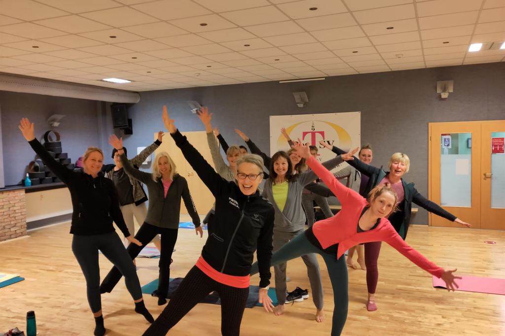 mehrere-menschen-aktiv-pilates